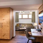 Hotel Alpenland - & Breakfast