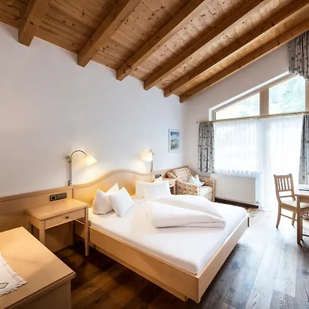 Hotell Alpenland - & Breakfast 4*