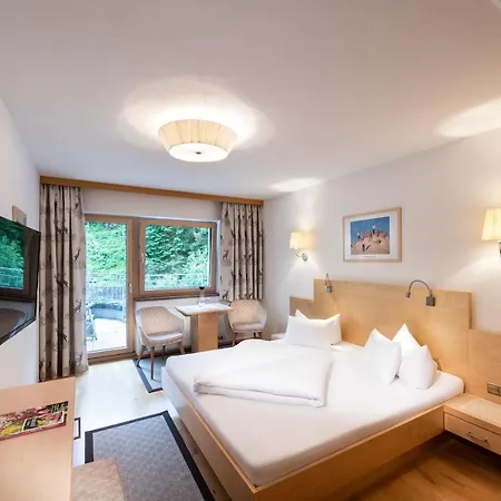 Hotell Alpenland - & Breakfast 4*