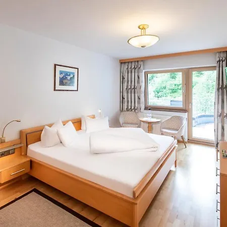 Hotell Alpenland - & Breakfast