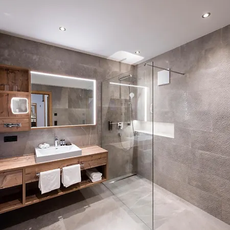 Hotell Alpenland - & Breakfast 4*