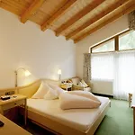 Alpenland - & Breakfast Отель 4*