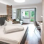 Alpenland - & Breakfast Отель 4*